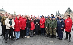 Возложение цветов к памятнику Кузьме Минину и Дмитрию Пожарскому Возложение цветов к памятнику Кузьме Минину и Дмитрию Пожарскому